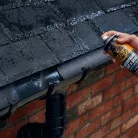 Gorilla Coat & Seal fekete spray alkalmazása eresz javításához