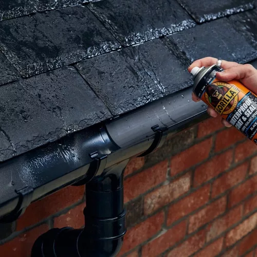 Gorilla Coat & Seal fekete spray alkalmazása eresz javításához