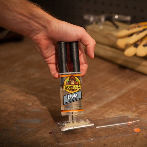 Gorilla Epoxy ragasztó használata fa felületen, kézben tartva