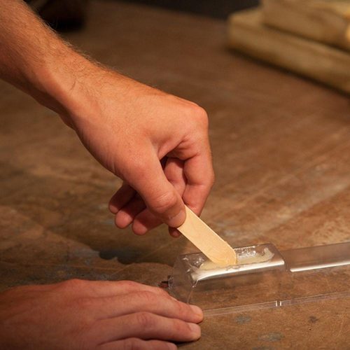 Gorilla Epoxy kétkomponensű ragasztó fa javításhoz használat közben