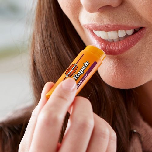 O’Keeffe’s Lip Repair Cherry hidratáló ajakbalzsam használat közben, ajkak ápolása