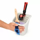 Blue Dolphin Handy Pail kézi festővödör használat közben mágneses ecsettartóval és festőbetéttel – a képen látható ecset és festőhenger nem tartozék