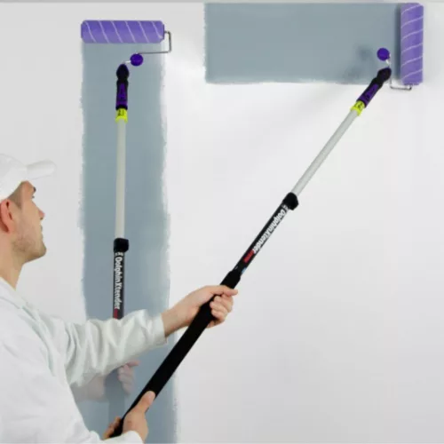 Magas fal festése 360 fokban forgó festőhengerrel