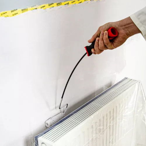 Radiátor mögötti fal festése flexibilis festőhenger nyéllel mini hengerhez