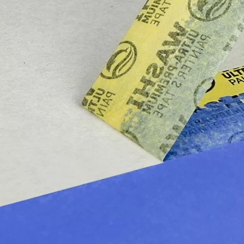 Blue Dolphin maszkoló szalag használat közben – tiszta festési élek és precíz szalagvezetés falon